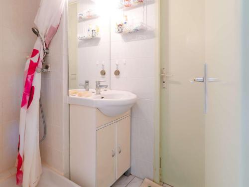 une salle de bain blanche avec un lavabo et une douche dans l'établissement Appartement T2 en Rez-de-Jardin, Front de Mer, 4 pers. - Narbonne-Plage - FR-1-409-62, à Narbonne-Plage