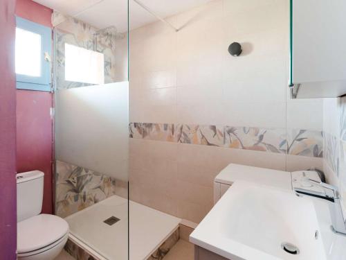 une salle de bain avec toilettes et douche en verre dans l'établissement Appartement T2 climatisé avec balcon, parking privé, 4 couchages, centre Narbonne-Plage, proche mer - FR-1-409-65, à Narbonne
