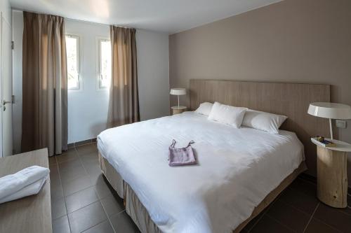 Les appartements de l'Helios - Ile des Embiezにあるベッド