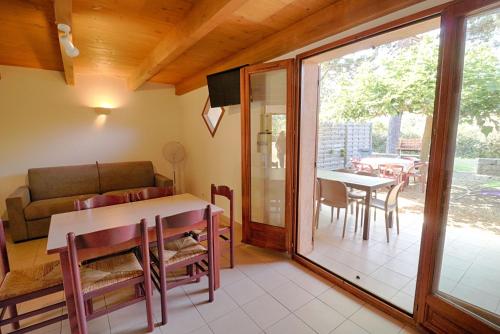 un salon avec un canapé et une table dans l'établissement Appartement n2 rez de jardin LA LISCIA, à Calcatoggio