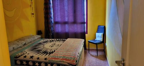 カレタ・デ・フステにあるBahia Sol 144のベッドルーム(ベッド1台、紫色のカーテン付)