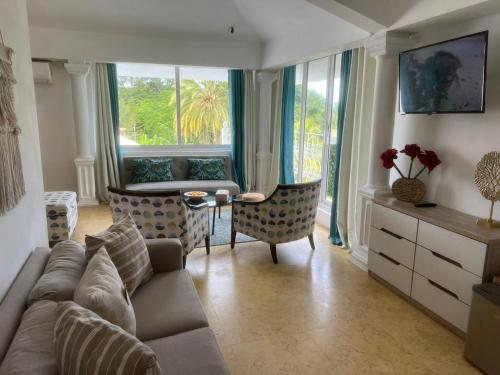 uma sala de estar com um sofá e uma mesa em Explora Prestige em Blue Bay