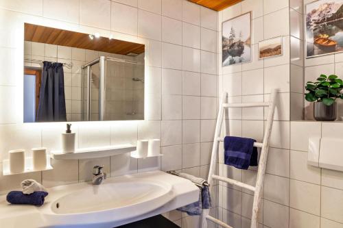 y baño con lavabo y espejo. en Ferienwohnung Zugspitze, en Farchant
