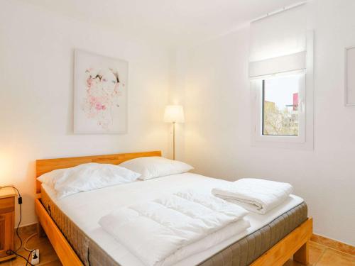 Ένα ή περισσότερα κρεβάτια σε δωμάτιο στο Villa 3 pièces avec grande terrasse, proche plage du Grazel, 6 pers, parking privé, WiFi disponible - FR-1-409-70