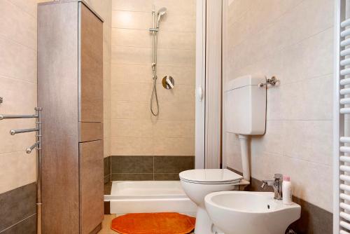 uma pequena casa de banho com WC e chuveiro em Ca ed Giuanoto em Santo Stefano Belbo