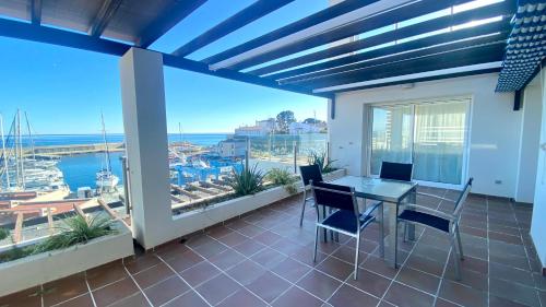 - une salle à manger avec vue sur l'océan dans l'établissement Residencial Marina de Port, à L'Ametlla de Mar
