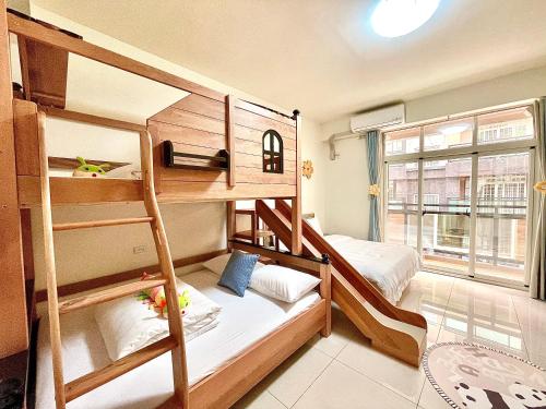 two bunk beds in a room with a window at Banshan Yunxiu Homestay in Jinning