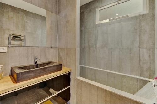 une salle de bain avec un lavabo et un miroir dans l'établissement LE VICTOR - Grand et lumineux T3, à Bordeaux