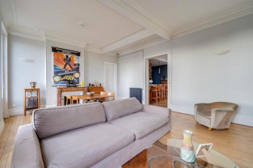 un salon avec un canapé et une table dans l'établissement LE VICTOR - Grand et lumineux T3, à Bordeaux