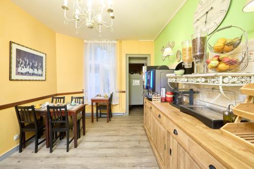 une cuisine avec une table et une salle à manger dans l'établissement Hotel Derby MERODE, à Bruxelles