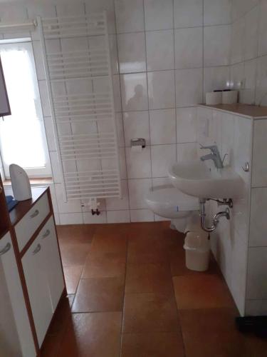bagno con lavandino e servizi igienici di Apartment in Pruchten 41178 a Pruchten