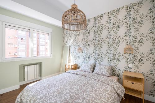 Un dormitorio con una cama grande y una ventana en From Madrid with Love, en Madrid