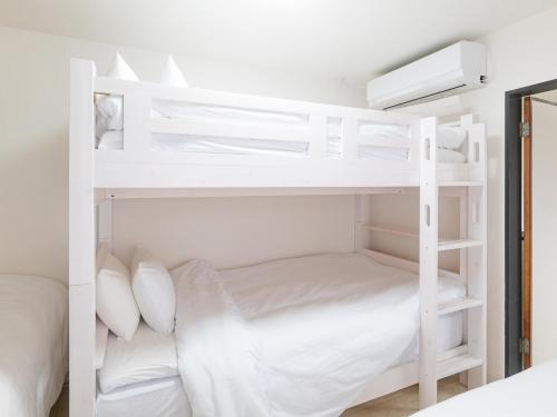 長崎市にある一棟貸しの民泊いとんちゅの白い部屋の白い二段ベッド