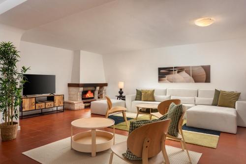 sala de estar con sofá y chimenea en Casa da Azenha - Quinta do Boição - Private pool en Bucelas