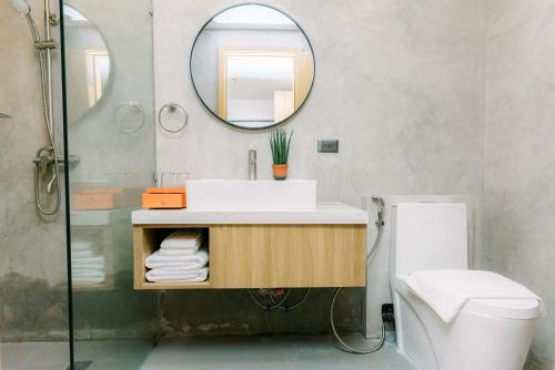 Urdaneta的住宿－Levo Hotel，一间带水槽和镜子的浴室