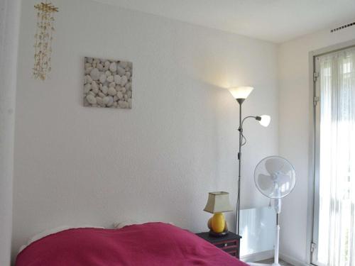 une chambre avec un lit, une lampe et une fenêtre dans l'établissement Studio Cabine, Terrasse, Cap d'Agde - 4 Pers, Proche Plage et Commerces - FR-1-249-255, au Cap d'Agde