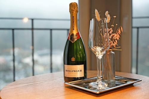 een fles wijn op een tafel met een glas bij Hotel Panorama in Bouillon