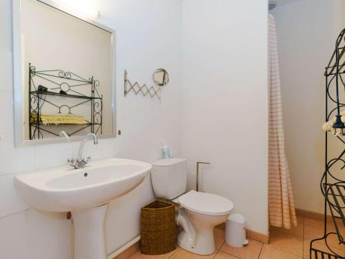 une salle de bain blanche avec un lavabo et des toilettes dans l'établissement Charmante Villa Climatisée à Narbonne-Plage, Proche Mer, 6 Personnes, 3 Chambres, Parking Privé - FR-1-409-120, à Narbonne-Plage