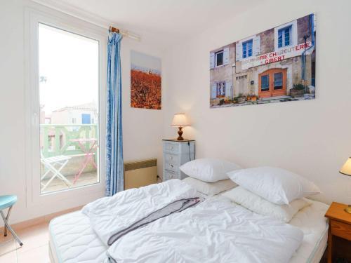 ナルボンヌ・プラージュにあるVilla Narbonne-Narbonne Plage-Narbonne Plage, 4 pièces, 6 personnes - FR-1-409-120の窓付きのベッドルームの白いベッド1台