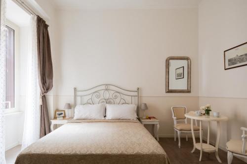 ローマにあるDante's in Vaticanoの白いベッドルーム(ベッド1台、テーブル付)