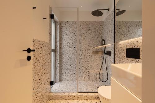 y baño con ducha y puerta de cristal. en Vandoma, en Oporto