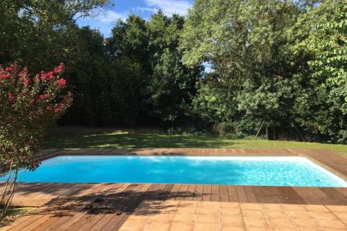 - une piscine dans une cour arborée dans l'établissement GROOMI La Gardoise- Villa swimming pool and pétanque court!, à Moulézan