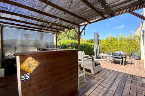 Balkoni atau teres di La Védasienne - Villa with Spa!