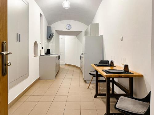 Η κουζίνα ή μικρή κουζίνα στο Noclegi Rynek14 Przemyśl OLD TOWN VIEW APARTMENTS