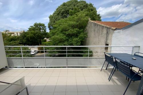 d'un balcon avec une table, des chaises et une clôture. dans l'établissement Le fonctionnel - Grande terrasse en plein centre !, à Castelnau-le-Lez