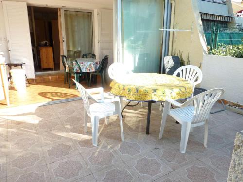 Photo de la galerie de l'établissement Appartement 6 pers avec piscine, terrasse & parking privé - tout confort et proche commodités - FR-1-387-135, à Marseillan