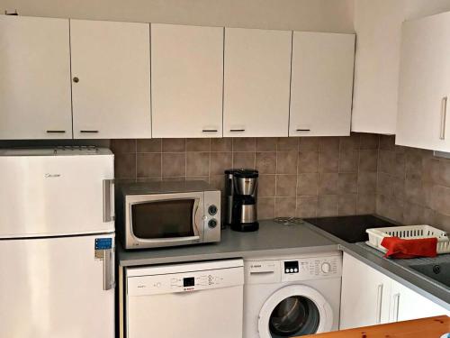 Photo de la galerie de l'établissement Appartement 6 pers avec piscine, terrasse & parking privé - tout confort et proche commodités - FR-1-387-135, à Marseillan