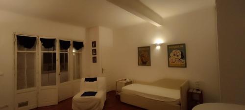 una piccola camera con letto e finestra di Coccolo Apartment Montfleury a Cannes