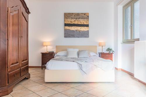 En eller flere senge i et værelse på Sunny Varenna Apartment