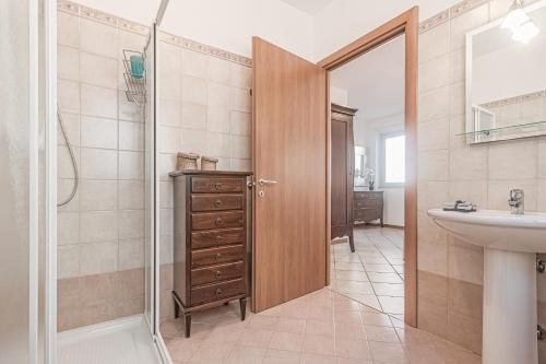 Et badeværelse på Sunny Varenna Apartment