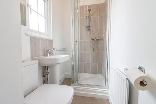 ein Badezimmer mit Dusche, Toilette und Waschbecken in der Unterkunft The Old Bakery in Southwold