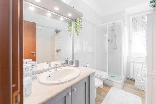 a white bathroom with a sink and a toilet at 238 - Casa Al Mà, Vista MARE, Pace e Natura - PARCHEGGIO GRATIS INCLUSO in Sestri Levante
