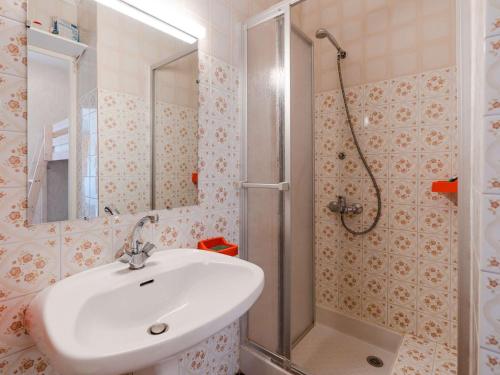 une salle de bain avec un lavabo et une douche dans l'établissement Studio cabine à 20m de la plage avec balcon et parking à Narbonne-Plage - FR-1-409-140, à Narbonne