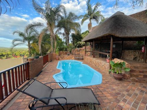 una piscina en un patio con cenador en Edelweiss Corporate Guest House, en Pretoria