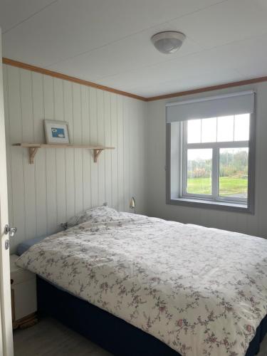 1 dormitorio con cama y ventana en Spacious apartment in beautiful Norway countryside close to trondheim fjord, 