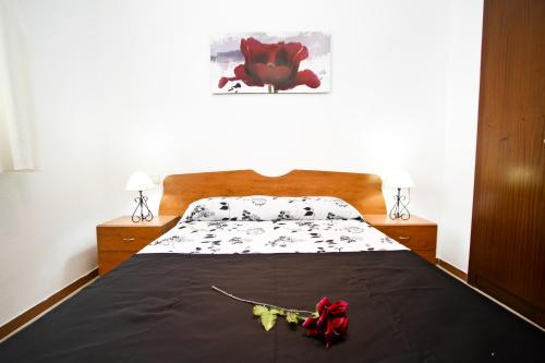 um quarto com uma cama grande com flores em New PUNTA PRIMA GRANA Planet Costa Dorada em La Pineda