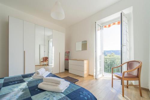 1 dormitorio con cama, escritorio y silla en 238 - Casa Al Mà, Vista MARE, Pace e Natura - PARCHEGGIO GRATIS INCLUSO, en Sestri Levante