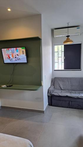 Uma TV ou centro de entretenimento em Leve leve- localizada em São Jorge