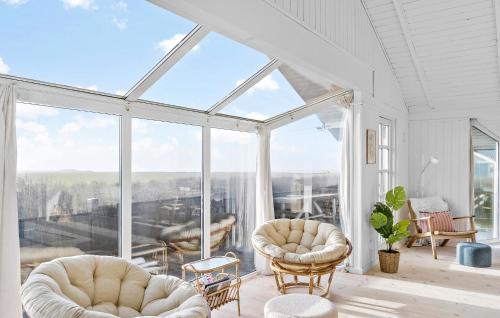 Χώρος καθιστικού στο Stunning Home In Løkken With Wifi