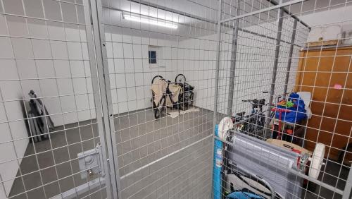 a cage full of items in a room at Ferienapartment Usedom in Ostseebad Koserow