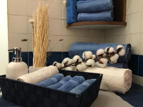 ein Bad mit Handtüchern und einem Korb mit Handtüchern in der Unterkunft Casa Anima 7 - Citra 011001-LT-0178 in Ameglia