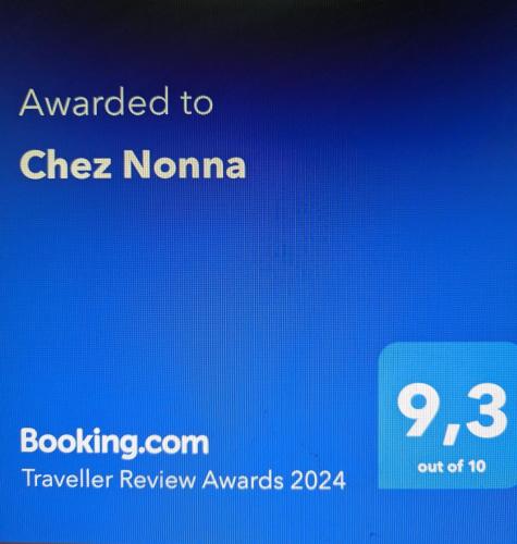 Jonage的住宿－Chez Nonna，蓝色文本框,上面有给cheez noma的单词