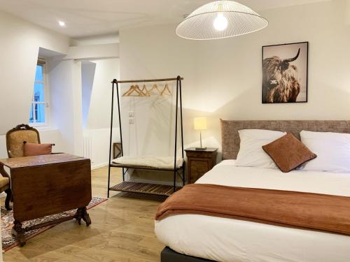 une chambre avec un lit et une chaise dedans dans l'établissement Monet - appartement pour 2 personnes, à Chartres