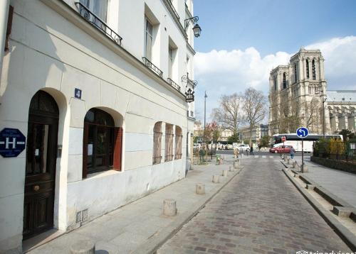 une rue vide dans une ville avec un bâtiment dans l'établissement Hotel Esmeralda, à Paris