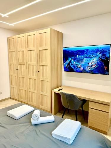a bedroom with a desk and a bed with a desk at Luxury Apartment Togliatti in Rome