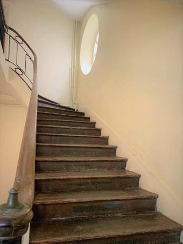 - un escalier dans un bâtiment avec fenêtre dans l'établissement Le Gatsby, à Chartres